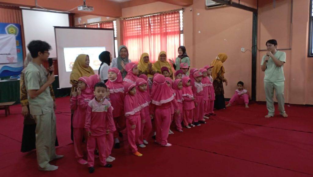 Peringati WOHD, FKG Unair Gelar EDE di TK dan SD Takmiriyah Surabaya