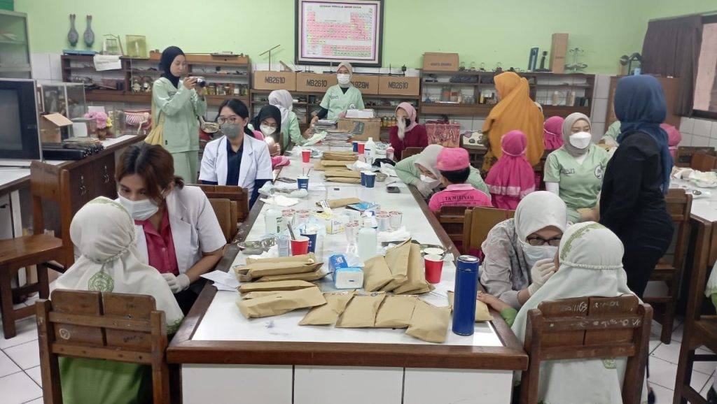 Peringati WOHD, FKG Unair Gelar EDE di TK dan SD Takmiriyah Surabaya